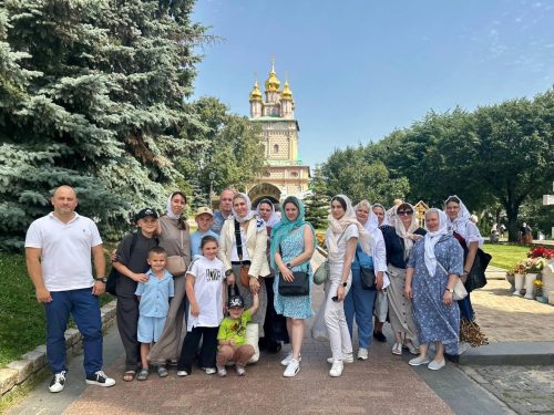 Клирик храма Живоначальной Троицы при бывшем приюте Бахрушиных вместе с общественным советом при УВД по СВАО посетили Свято-Троицкую Сергиеву Лавру