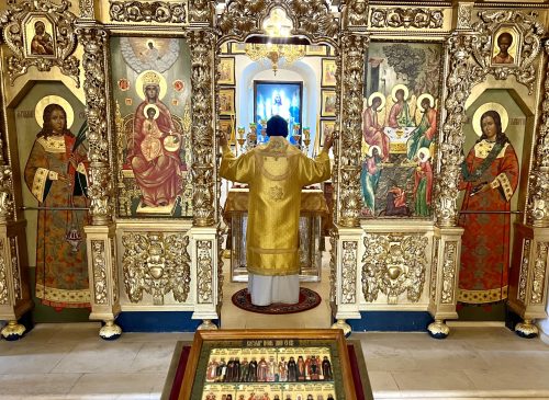 Митрополит Арсений совершил Литургию в храме Живоначальной Троицы в усадьбе Свиблово