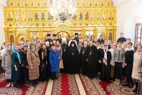 Митрополит Арсений совершил Божественную литургию при участии молодёжи в храме святителя Амвросия Медиоланского Новодевичьего монастыря