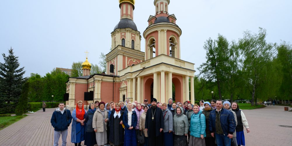 Паломники из Великого Новгорода поздравили митрополита Арсения с годовщиной архиерейской хиротонии и посетили усадьбу Свиблово