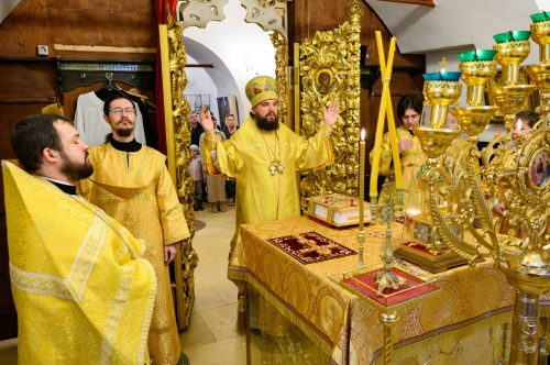 В Неделю 21-ю по Пятидесятнице митрополит Арсений совершил Божественную литургию в храме Живоначальной Троицы в усадьбе Свиблово