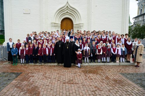 Учащиеся и педагоги православной школы в усадьбе Свиблово совершили традиционное паломничество перед началом нового учебного года