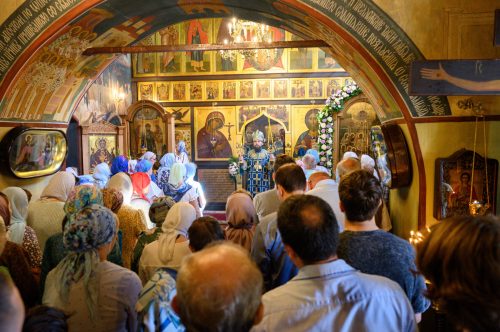 Митрополит Арсений совершил Божественную литургию в храме Успения Пресвятой Богородицы в Архангельском-Тюрикове