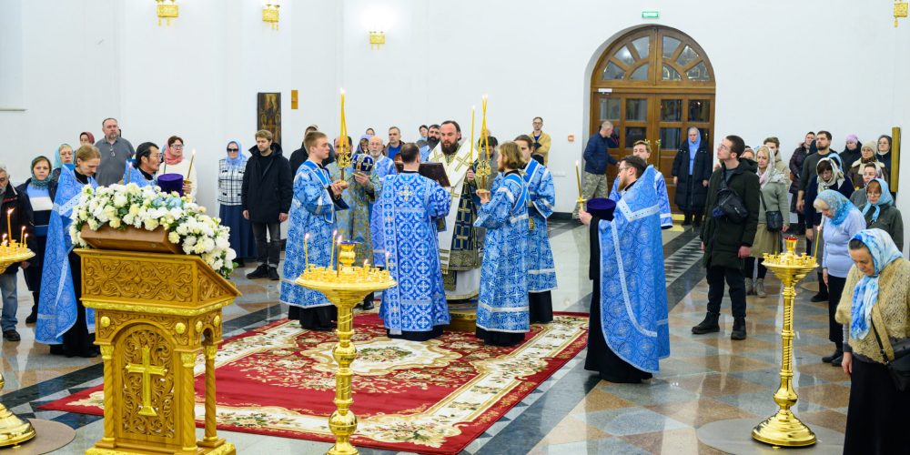 В канун праздника Введения во храм Пресвятой Богородицы митрополит Арсений совершил всенощное бдение в храме Успения Пресвятой Богородицы в Останкине