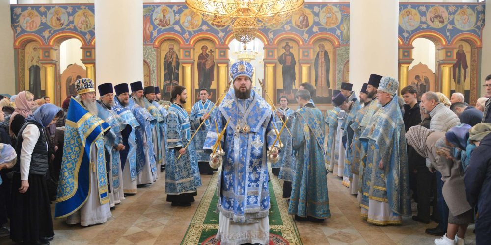 В день Похвалы Пресвятой Богородицы митрополит Арсений совершил Божественную литургию в храме Преподобного Серафима Cаровского в Раеве