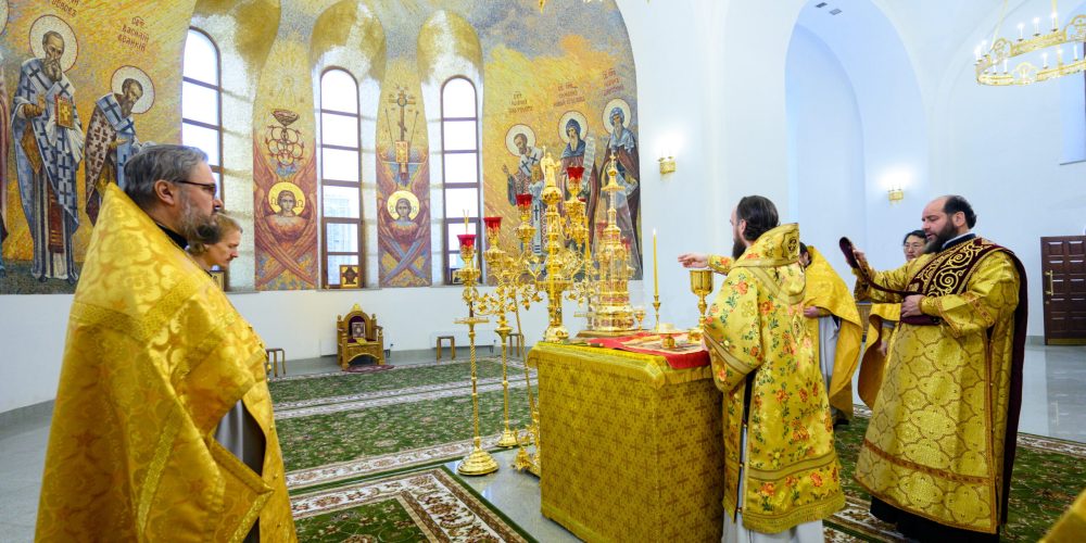 В Неделю 27-ю по Пятидесятнице митрополит Арсений совершил Божественную литургию в храме Успения Пресвятой Богородицы в Останкине