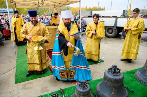Митрополит Арсений освятил колокола строящегося храма Усекновения главы святого Пророка, Предтечи и Крестителя Господня Иоанна в Северном