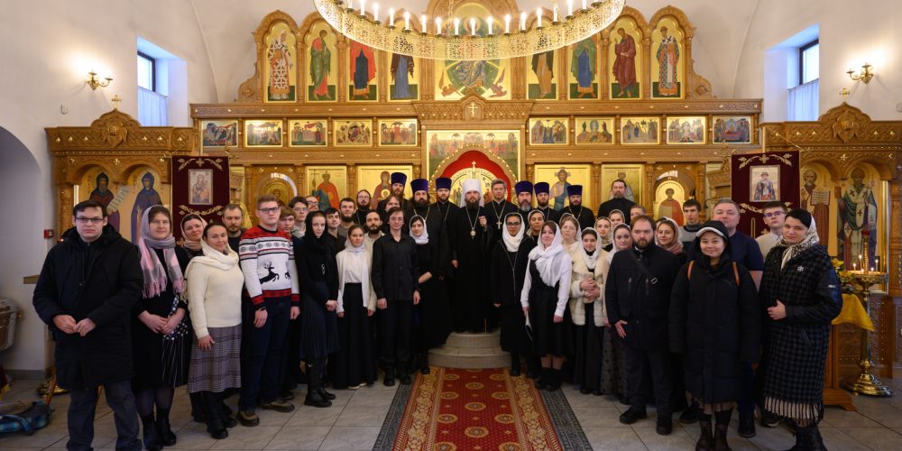 Митрополит Арсений совершил молодёжную Божественную литургию в храме святой равноапостольной великой княгини Ольги в Останкине