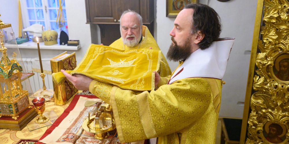 Митрополит Арсений совершил Божественную литургию в храме Живоначальной Троицы в усадьбе Свиблово