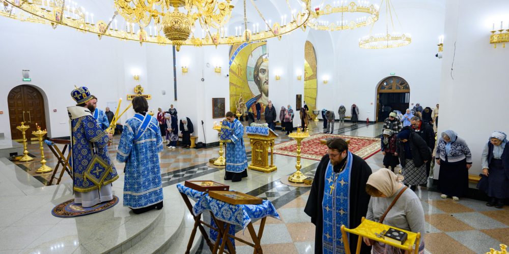 Накануне праздника Покрова Пресвятой Богородицы митрополит Арсений совершил всенощное бдение в храме Успения Пресвятой Богородицы в Останкино