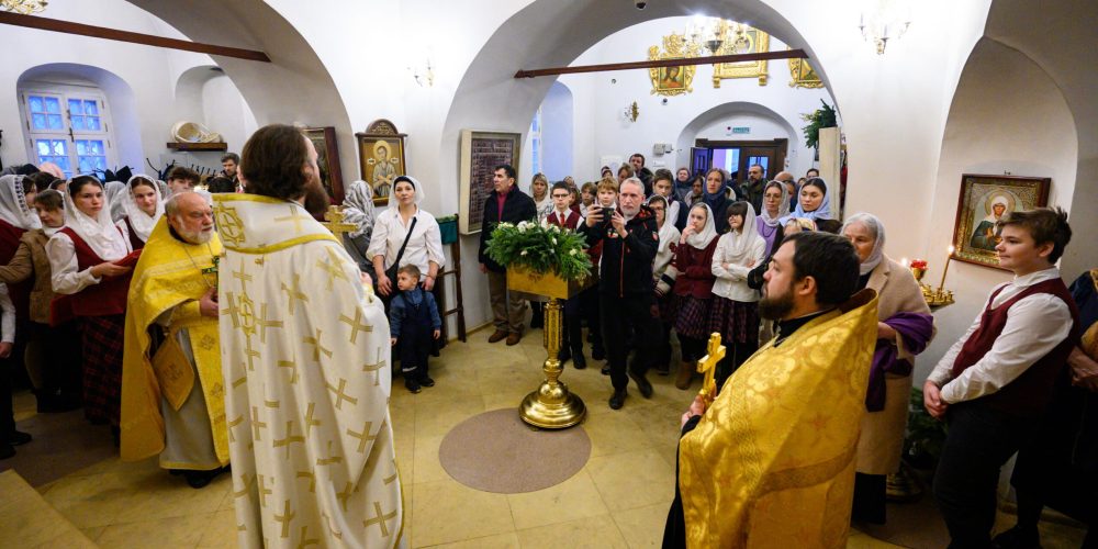 Митрополит Арсений совершил детскую Божественную литургию в храме Живоначальной Троицы в усадьбе Свиблово