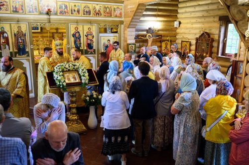 Митрополит Арсений совершил Божественную литургию в храме святого Александра Невского в Лианозове