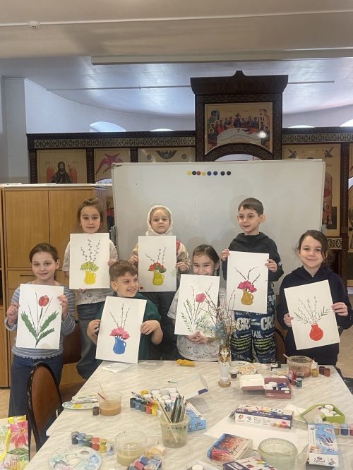 Занятие по изучению пасхальных традиций прошло в воскресной школе храма Торжества Православия в Алтуфьево