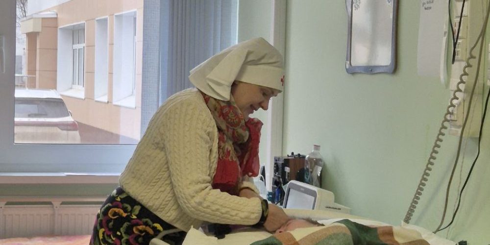 Сестры милосердия Храма Торжества Православия в Алтуфьево навещают детей-сирот в больнице