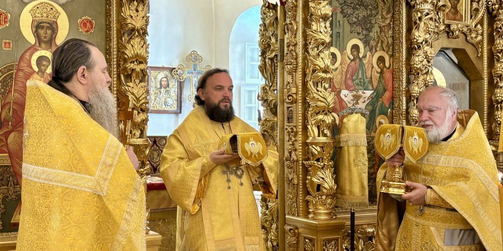 В Неделю 7-ю по Пятидесятнице митрополит Арсений совершил Литургию в храме Живоначальной Троицы в усадьбе Свиблово