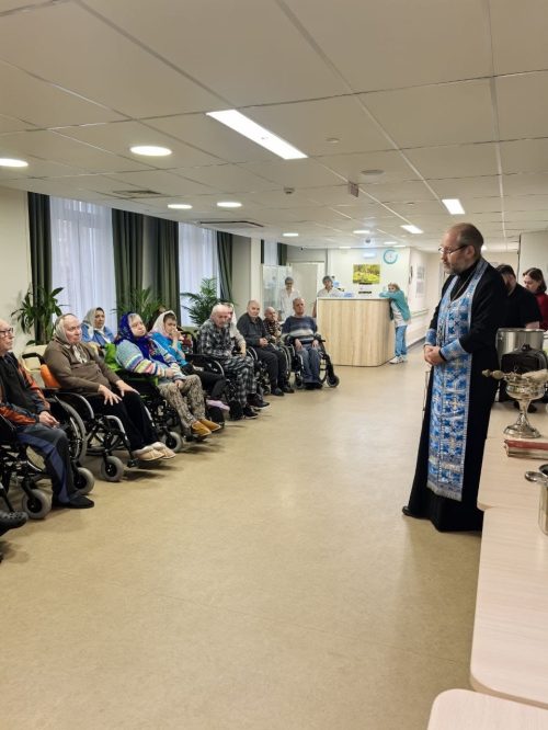 Клирик храма святых мучеников Адриана и Наталии в Бабушкине в день Покрова Пресвятой Богородицы посетил жителей социального дома «Ярославский»