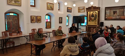 Прихожане и гости храма преподобного Серафима Саровского в Раеве встретились с ветераном СВО