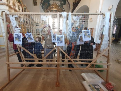 Мастер-класс по плетению маскировочных сетей прошел в храме Живоначальной Троицы при бывшем приюте Бахрушиных