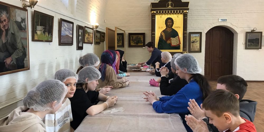 Мастер-класс по росписи пасхальных пряников в храме преподобного Серафима Саровского в Раеве