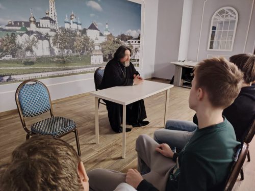 Настоятель храма преподобного Сергия Радонежского в Бибиреве провел духовную беседу с воспитанниками Центра единоборств «Довмонт»