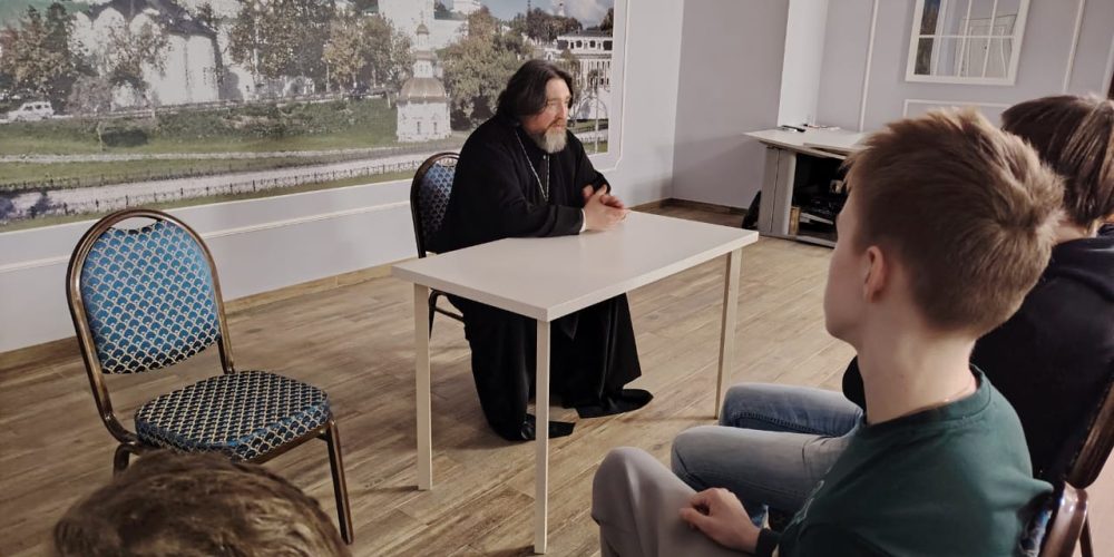 Настоятель храма преподобного Сергия Радонежского в Бибиреве провел духовную беседу с воспитанниками Центра единоборств «Довмонт»