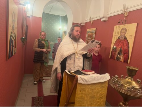 Клирик храма иконы Божией Матери «Нечаянная Радость» в Марьиной Роще совершил молебен в Международном славянском институте