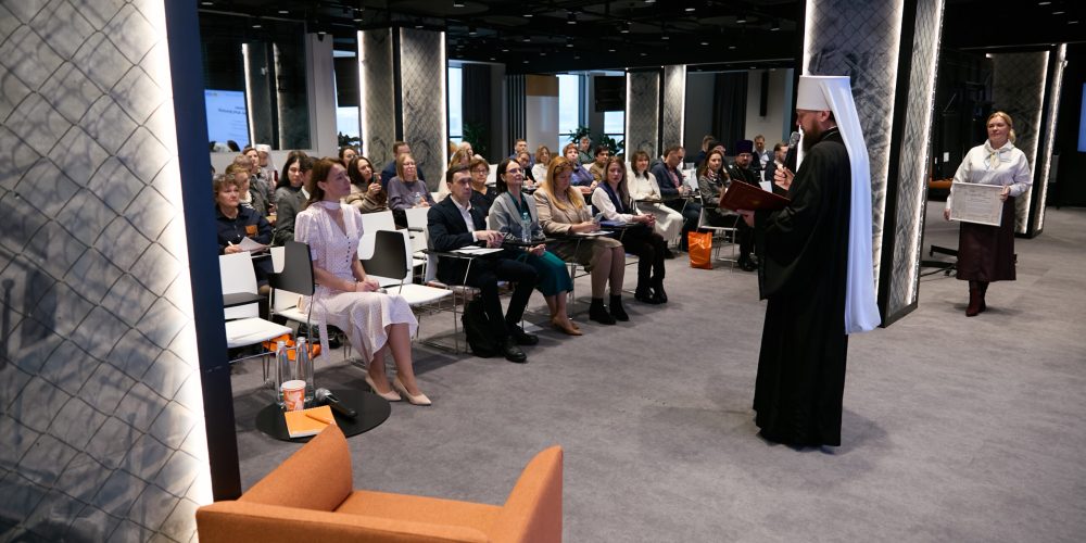 В рамках Рождественских чтений митрополит Арсений принял участие в круглом столе, организованном благотворительными организациями «Дом для мамы» и «Спаси жизнь»