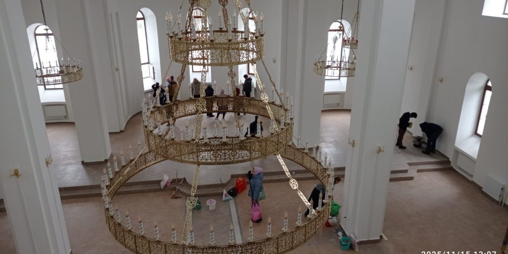 Прихожане храма Усекновения главы святого Пророка Предтечи и Крестителя Господня Иоанна в Северном устроили субботник по уборке нового храма