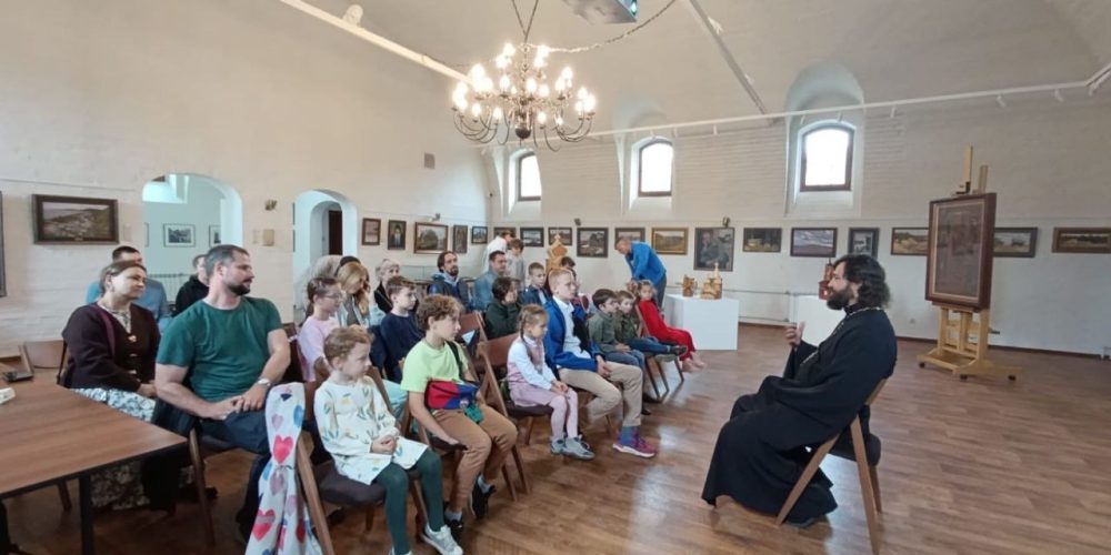 Начались занятия курса «Маленький реставратор» при храме преподобного Серафима Саровского в Раеве