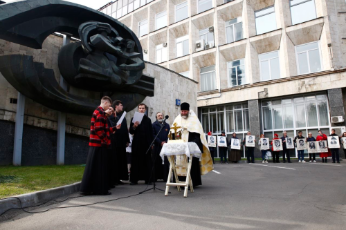 Клирик храма Живоначальной Троицы в Останкино совершил панихиду у памятного креста у телецентра «Останкино»