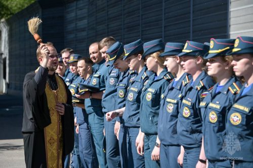Выпускной специалистов Академии ГПС МЧС России прошел с участием клирика храма Тихвинской иконы Божией Матери, Патриаршего подворья в Алексеевском г. Москвы
