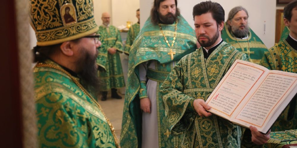 Архиепископ Егорьевский Матфей возглавил Божественную литургию в храме преподобного Серафима Саровского в Раеве