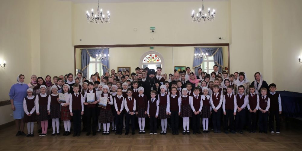 Архиепископ Егорьевский Матфей наградил учеников православной школы имени преподобного Сергия Радонежского в Усадьбе Свиблово