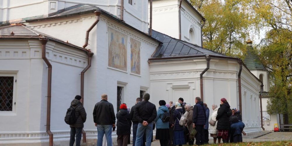 Храм Ризоположения в Леонове посетила группа паломников — ветераны СВО и их семьи