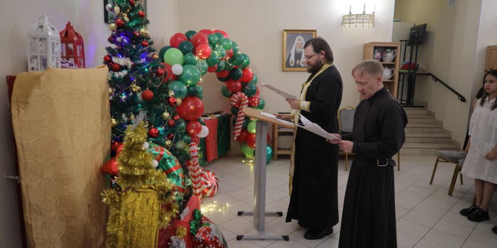 Рождественский праздник для испаноязычных детей в храме иконы Божией Матери «Неопалимая Купина» в Отрадном