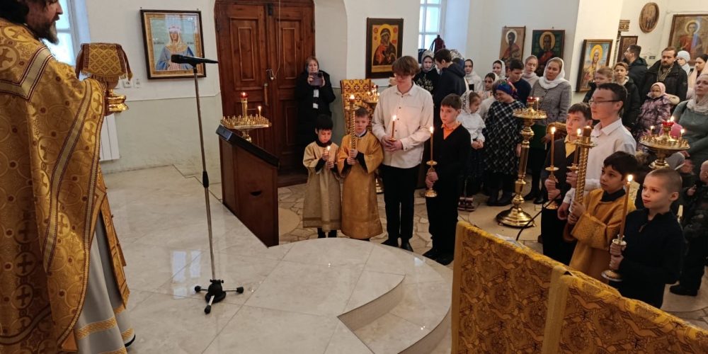 Воспитанники воскресной школы храма преподобного Сергия Радонежского в Бибиреве приняли участие в «детской» Литургии