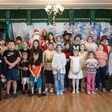 Молодёжь храма Живоначальной Троицы в Останкино для детей Центра «Алые паруса» зимний спектакль