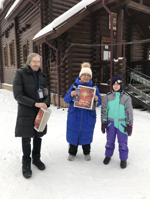 Добровольцами храма в честь иконы Божией Матери «Иверская» в Бабушкине была проведена уличная миссионерская акция за пределами храма