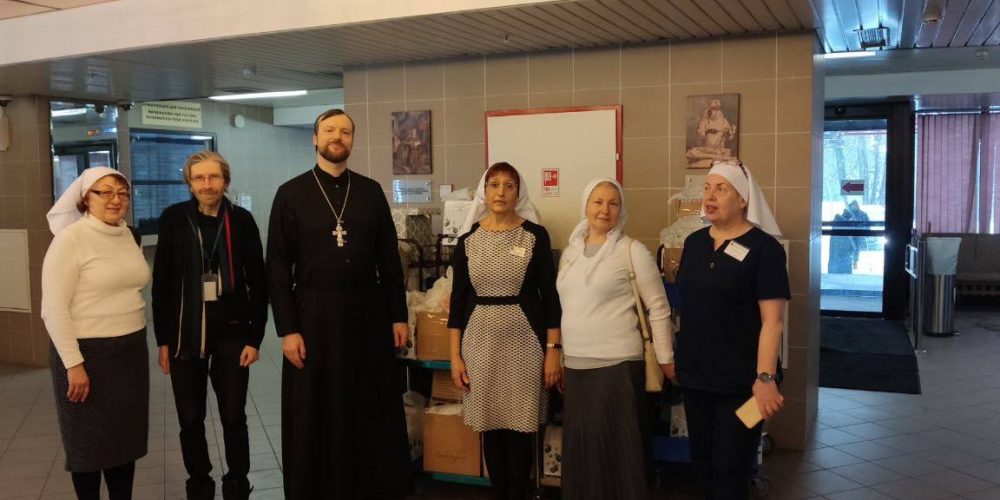 Клирики храмов викариатства посетили Госпиталь для ветеранов войн №3 с Рождественским поздравлением