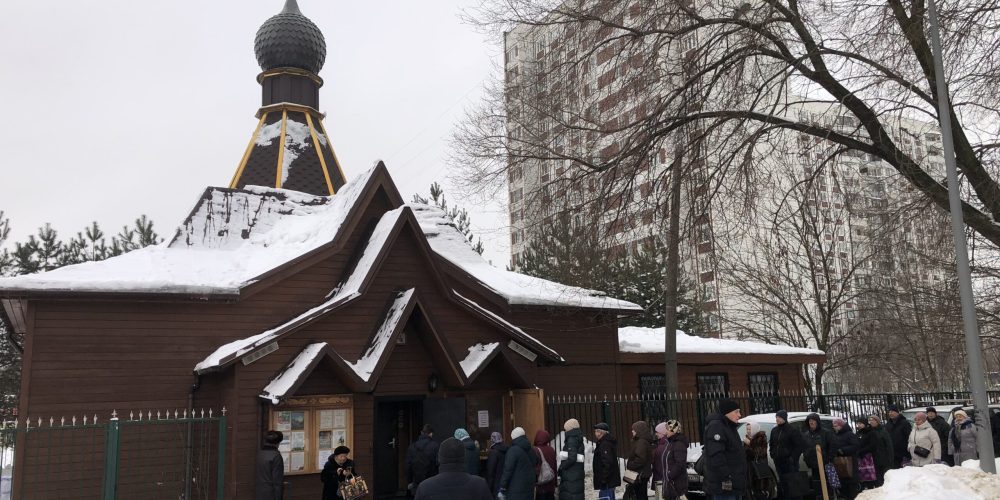 Уличную миссию накануне Богоявления провели миссионеры храма Покрова Пресвятой Богородицы в Медведкове