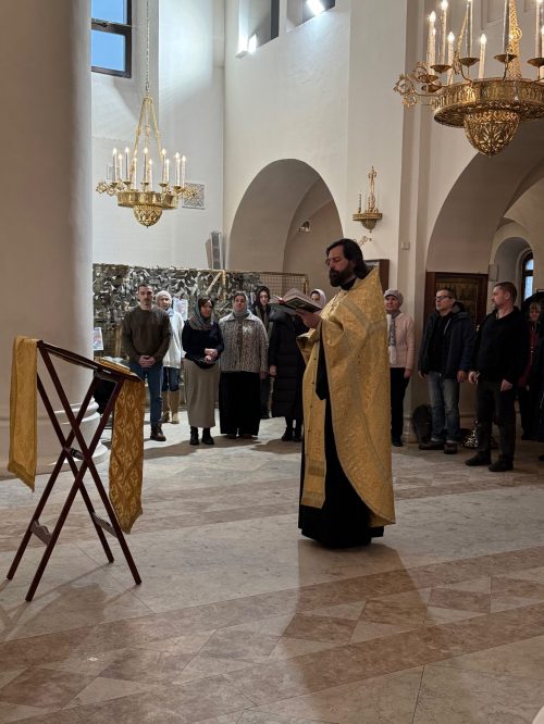 Настоятель храма преподобного Серафима Саровского в Раеве совершил благодарственный молебен вместе с волонтерами приходских мастерских