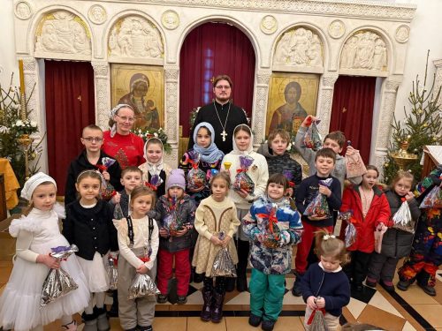 В храме священномученика Владимира, митрополита Киевского и Галицкого в Свиблове детским спектаклем отметили Рождество Христово