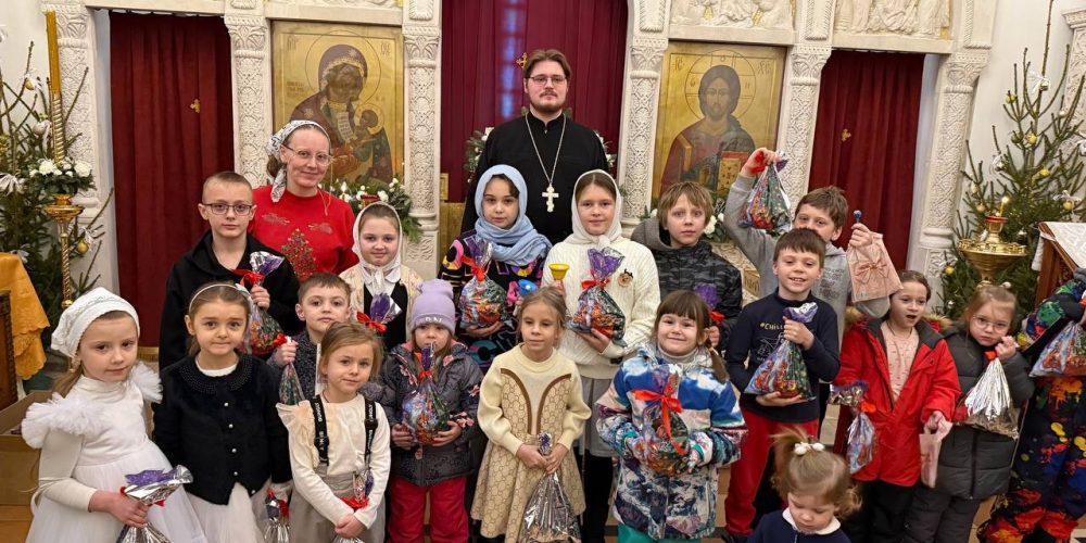В храме священномученика Владимира, митрополита Киевского и Галицкого в Свиблове детским спектаклем отметили Рождество Христово