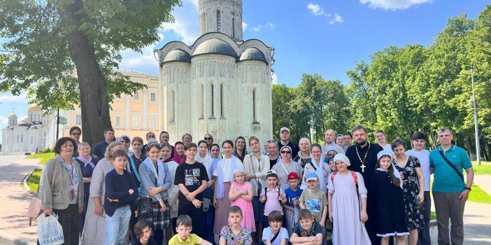 Учебный год в воскресной школе при храме Тихвинской иконы Божией Матери в Алексеевском завершился традиционной паломнической поездкой по святым местам