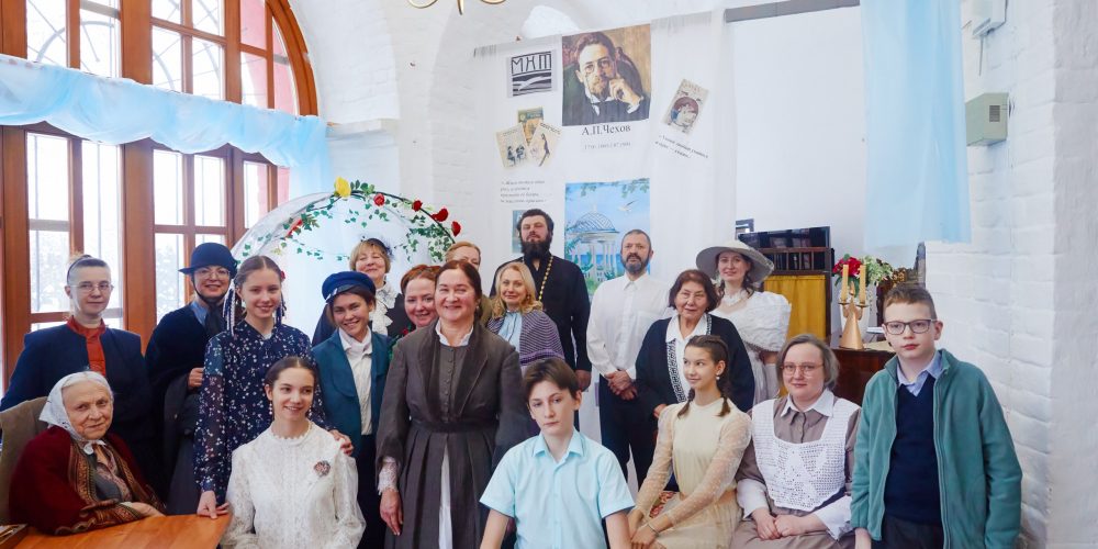 Театральная студия при храме Тихвинской иконы Божией Матери в Алексеевском представила спектакль «Шутки Чехова»