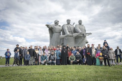 Молодежь Северо-Восточного викариатсва совместно с архиепископом Егорьевским Матфеем памятно провела День Победы
