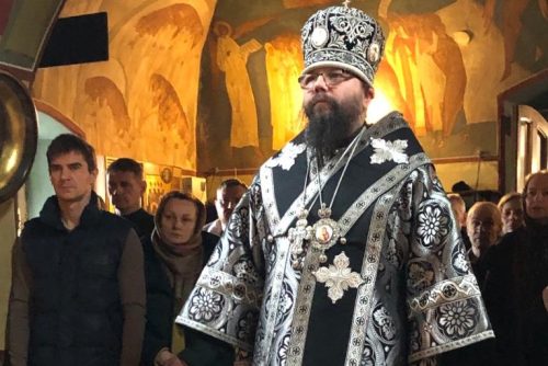 Архиепископ Егорьевский Матфей совершил вечерню с выносом Плащаницы Спасителя в храме Успения Божией Матери в Архангельском-Тюрикове
