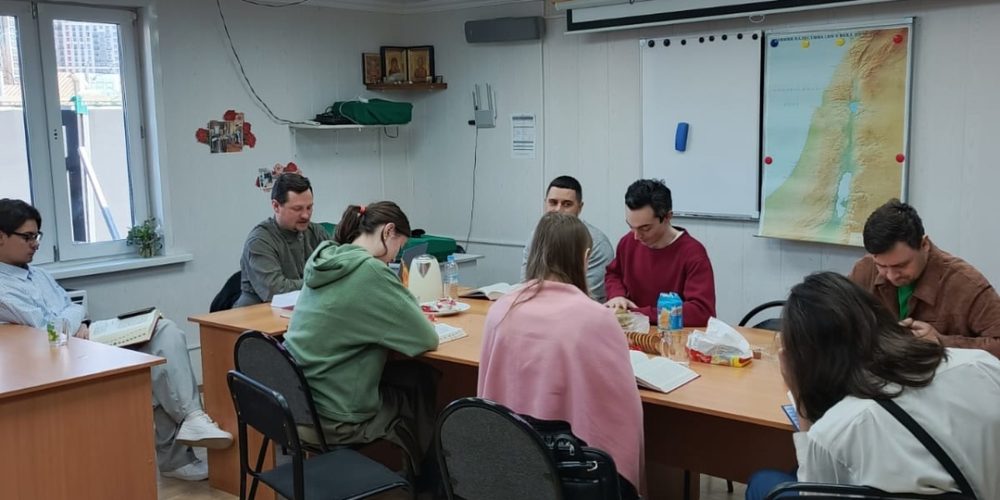 Молодежь храма святителя Макария (Невского), митрополита Московского и Коломенского, в Бутырском начала изучать Псалтирь в рамках библейских встреч