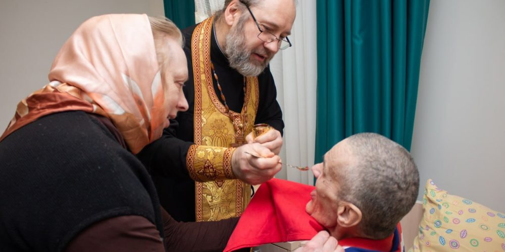 Клирик храма святых мучеников Адриана и Наталии в Бабушкине посетил и причастил Святых Христовых Таин жителей социального дома «Ярославский»