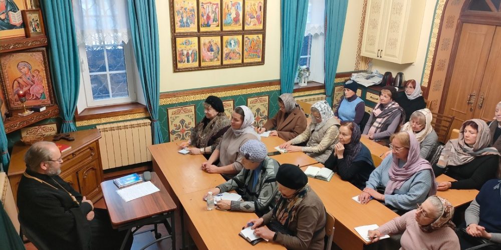 В храме святых мучеников Адриана и Наталии в Бабушкине прошел семинар для работников свечных лавок храмов Сергиевского благочиния